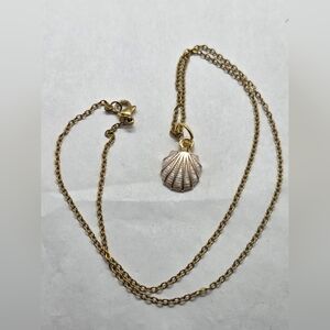 Elegant Goldtone Shell Pendant Necklace